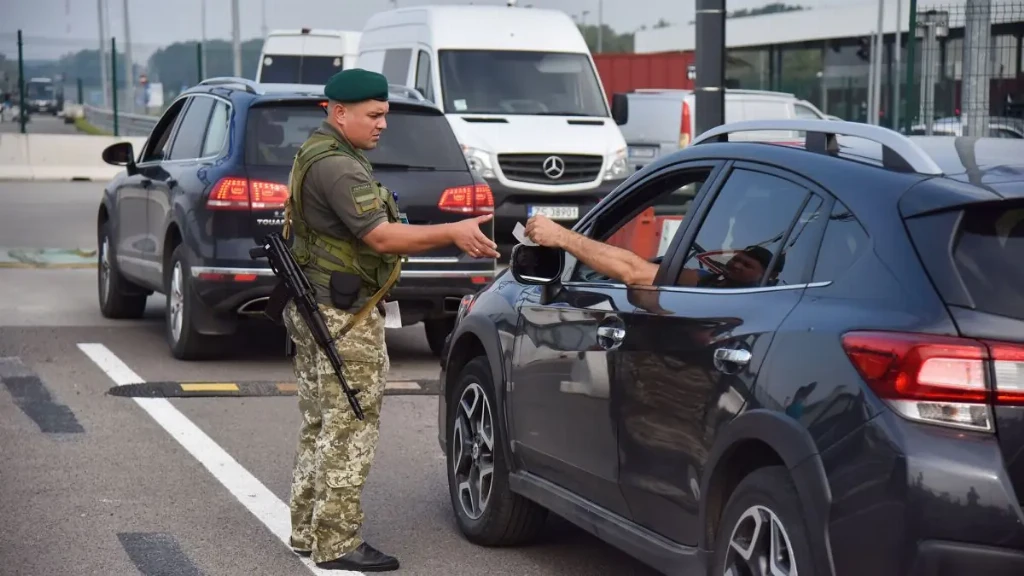 Які документи потрібні для виїзду за кордон на чужому авто